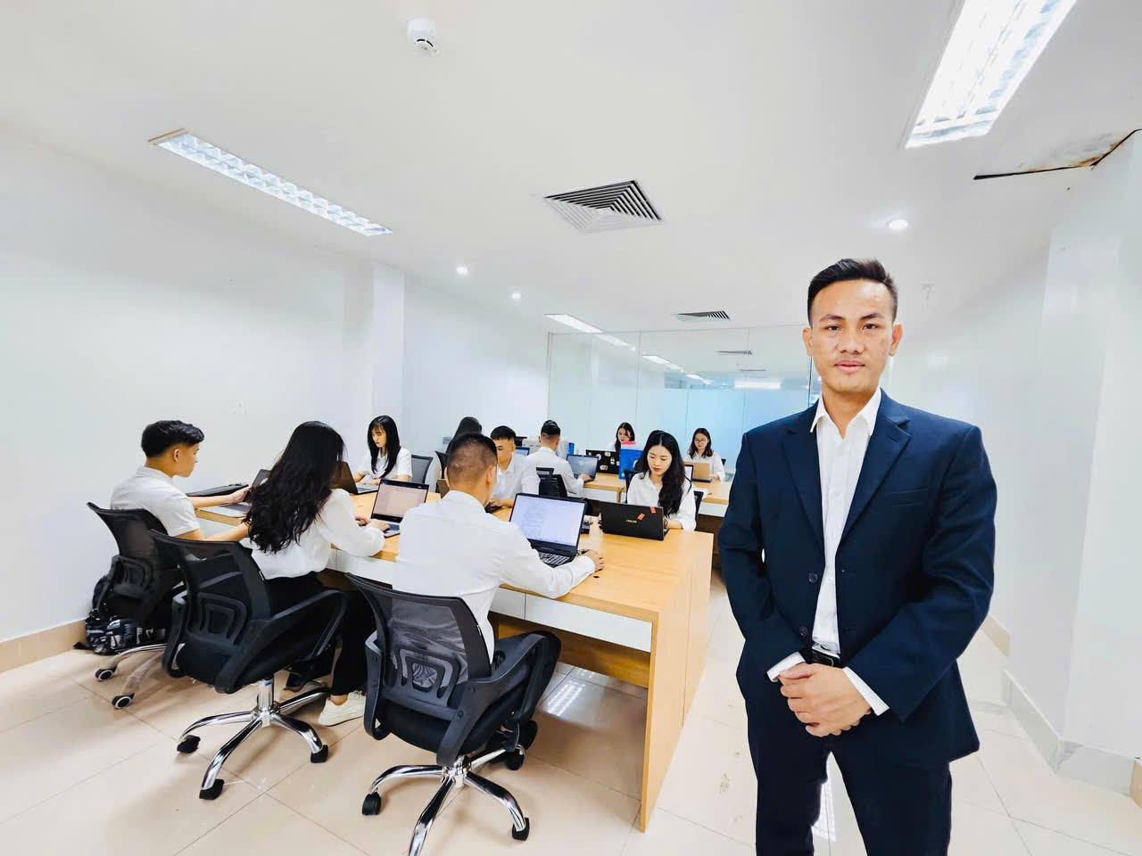 Luật sư Mai Văn Xuân cùng các đồng nghiệp tại Công ty Luật TNHH META LAW